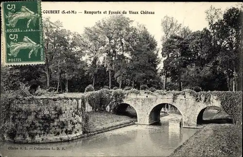 Ak Coubert Seine et Marne, Remparts et Fosses du Vieux Chateau