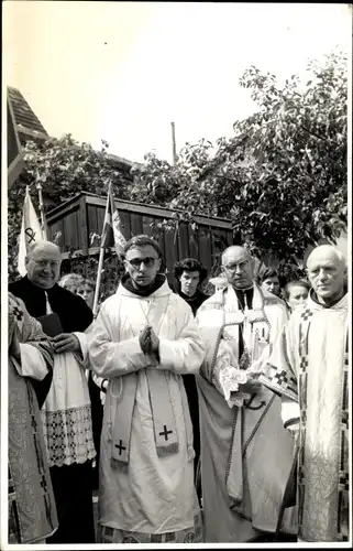 Foto Ak Geistliche im Ornat, Prozession