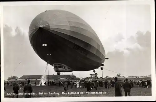 Ak LZ 127 Graf Zeppelin, Bei der Landung, Das Luftschiff lässt Wasserballast ab