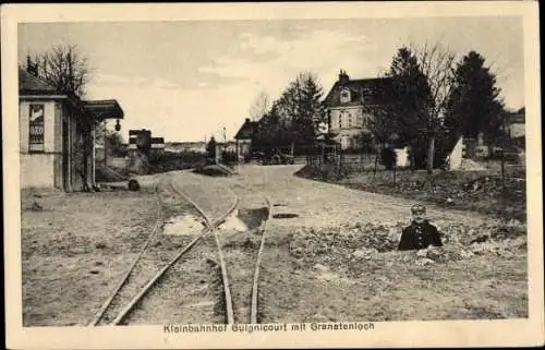 Ak Guignicourt Aisne, Kleinbahnhof, Granatenloch, Soldat, Gleise, Kriegszerstörungen, I. WK