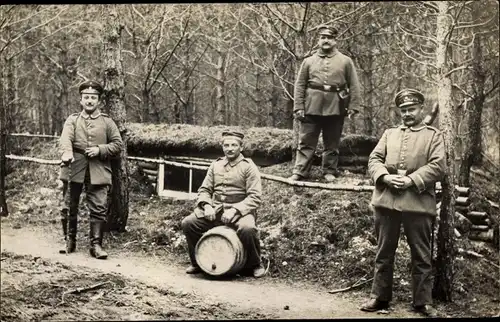 Foto Ak Deutsche Soldaten in Uniform vor einem Unterstand, I. WK