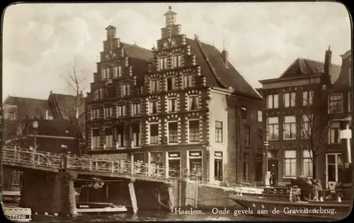 Ak Haarlem Nordholland, Oude gevels aan de Gravestenebrug