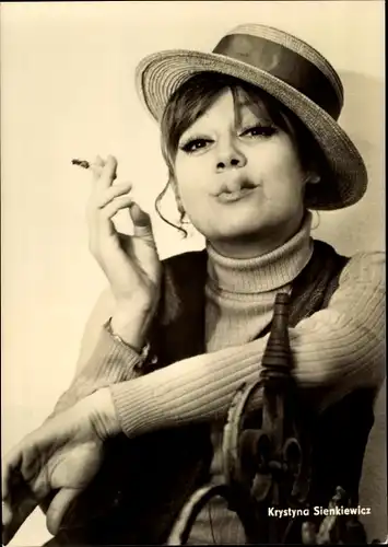 Ak Schauspielerin Krystyna Sienkiewicz, Portrait, Hut, Zigarette, Republik der Amazonen