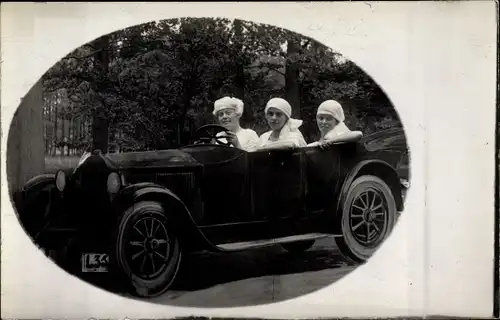 Foto Ak Drei Frauen in einem Automobil mit offenem Verdeck