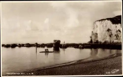 Ak Freshwater Isle of Wight England, Freshwater Bay, Wasserpartie, Im Hintergrund Felsen, Ruderboot