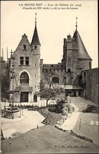 Ak La Roche Pot Loire, Cour du Château, Chapelle