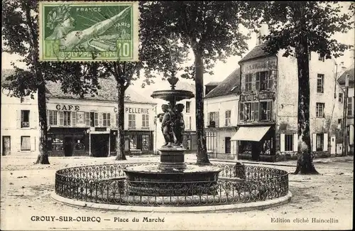 Ak Crouy sur Ourcq Seine et Marne, Place du Marché, fountaine, arbres, Café, Bicyclettes Accessoires