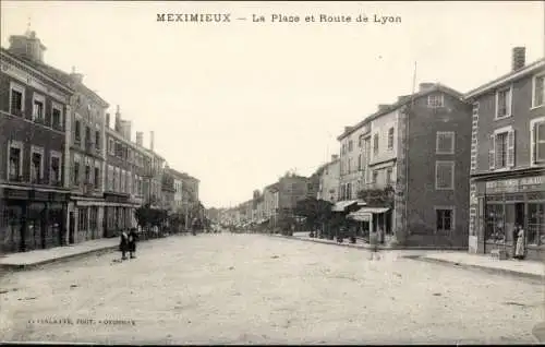 Ak Meximieux Ain, La Place et Route de Lyon