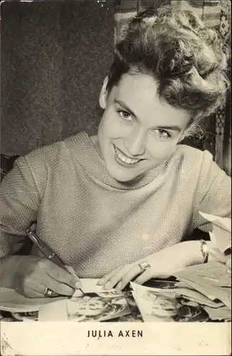 Ak Schauspielerin Julia Axen, Autogrammkarten signierend, Portrait