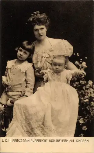 Ak Prinzessin Rupprecht von Bayern mit Kindern, Prinzessin Marie Gabriele von Bayern
