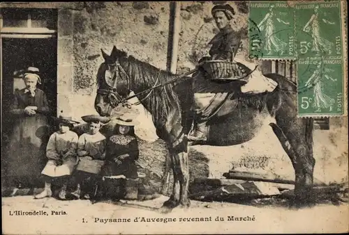 Ak Paysanne d'Auvergne revenant du Marche, Tracht