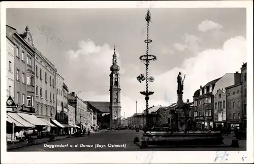 Ak Deggendorf im Bayerischen Wald Niederbayern, Marktplatz, Brunnen, Kirche