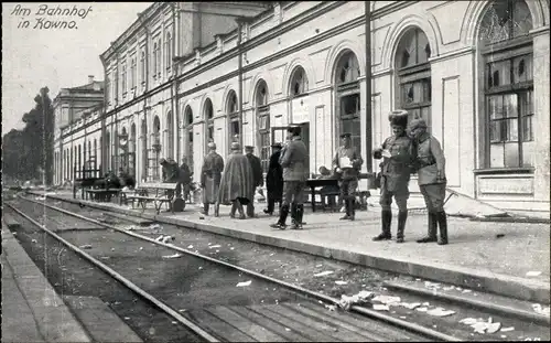 Ak Kaunas Kowno Kauen Litauen, Bahnhof, Gleisseite, Soldaten auf dem Bahnsteig