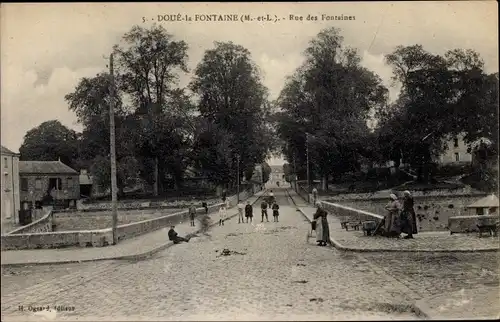 Ak Doué la Fontaine Maine et Loire, Rue des Fontaines