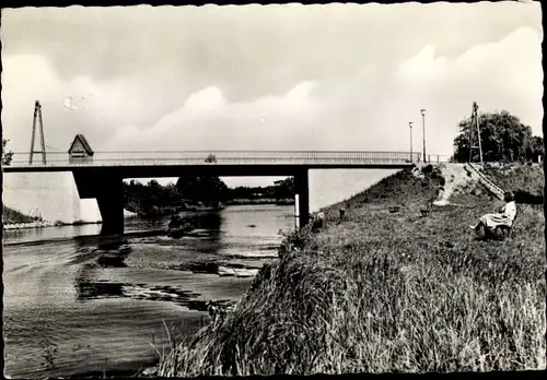 Ak Wolzig Heidesee in der Mark, Brücke, Wiesenpartie