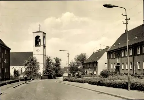 Ak Glauchau in Sachsen, Geschwister Scholl Straße mit kath. Kirche