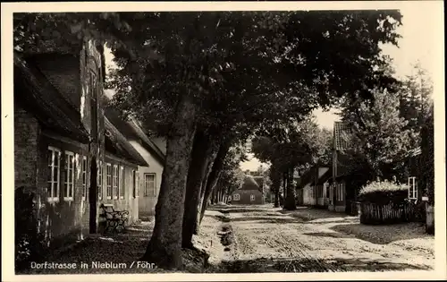 Ak Nieblum Insel Föhr, Blick in die Dorfstrasse, Allee