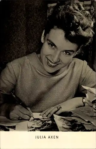 Ak Schauspielerin Julia Axen, Autogrammkarten signierend, Portrait