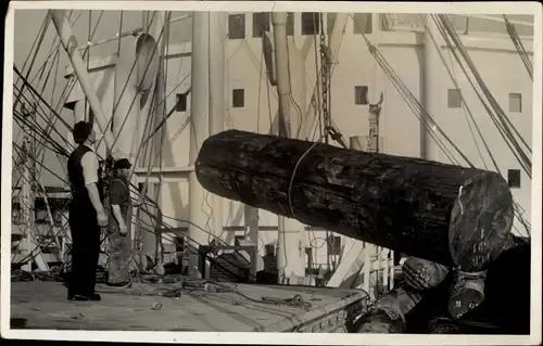 Foto Ak Hamburg, Verladen von Baumstämmen auf ein Frachtschiff