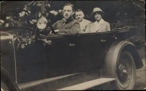 Foto Ak Zwei Männer und eine Frau in einem Automobil mit offenem Verdeck