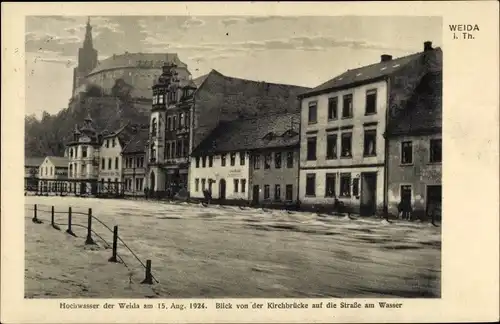 Ak Weida in Thüringen, Hochwasser 1924, Blick von Kirchbrücke auf Straße am Wasser