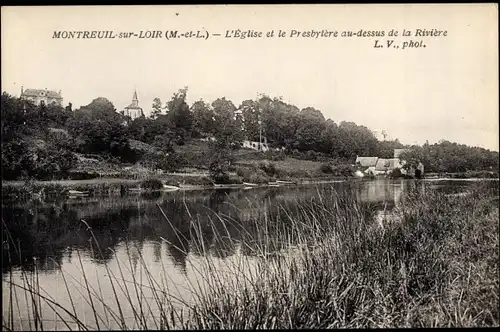 Ak Montreuil sur Loir Maine-et-Loire, L'Eglise et le Presbytere au dessus de la Riviere