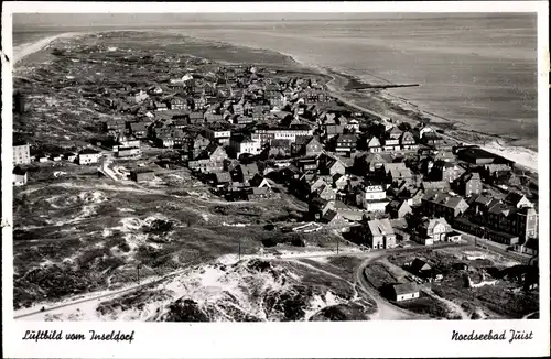 Ak Nordseeheilbad Juist, Panoramaansicht des Inseldorfs, Fliegeraufnahme