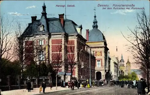 Ak Dessau in Sachsen Anhalt, Herzogl. Schloss, Kavalierstraße