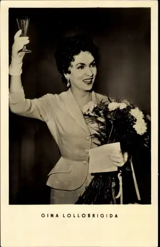 Ak Schauspielerin Gina Lollobrigida, Blumenstrauß, Sektglas, Portrait