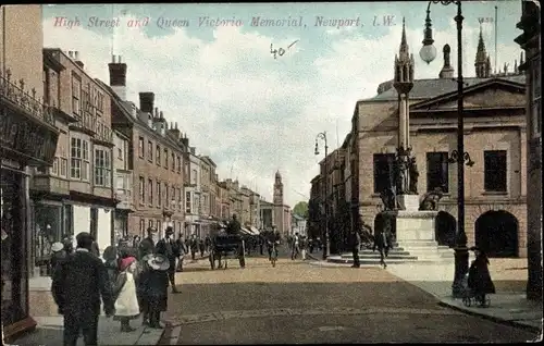 Ak Newport Isle of Wight England, High Street and Queen Victoria Memorial