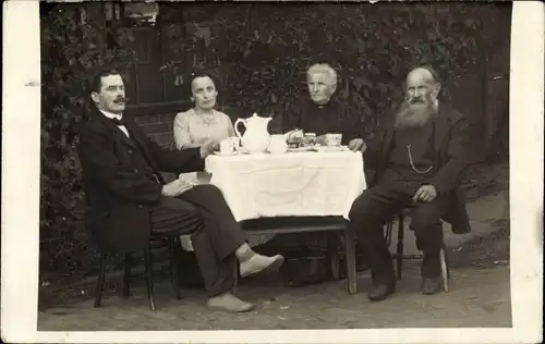 Foto Ak Berlin Reinickendorf, Menschen am Tisch, Teekanne, Jahr 1913