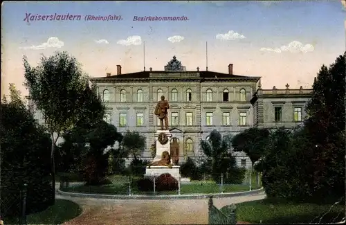 Ak Kaiserslautern in Rheinland Pfalz, Blick auf das frühere Bezirkskommando, Denkmal