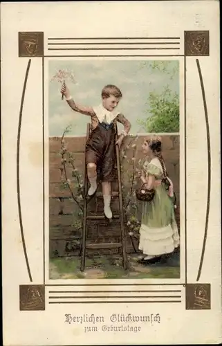 Jugendstil Präge Ak Glückwunsch Geburtstag, Junge auf einer Leiter mit Blumenstrauß, Mädchen