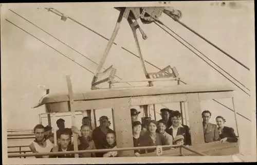 Foto Ak Frankreich, Personen in einer Seilbahngondel, Teleferique