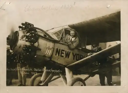 Foto Berlin Tempelhof, Zentralflughafen, Clarence Duncan Chamberlin, Flug New York Berlin 1927