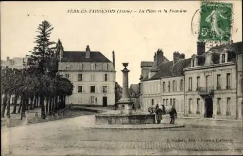 Ak Fère en Tardenois Aisne, La Place et la Fontaine