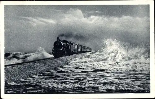 Ak Sylt in Nordfriesland, D Zug, Eisenbahn auf dem Hindenburgdamm