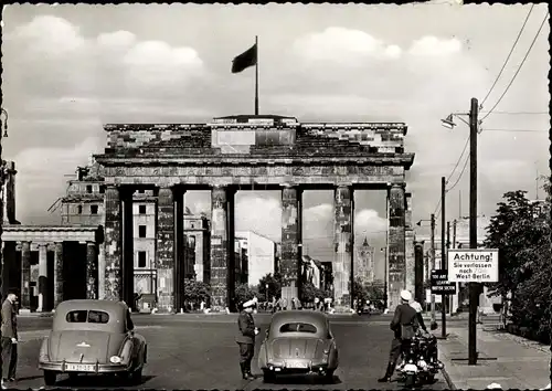 Ak Berlin Tiergarten, Brandenburger Tor, Autos, Polizisten, innerdeutsche Grenze