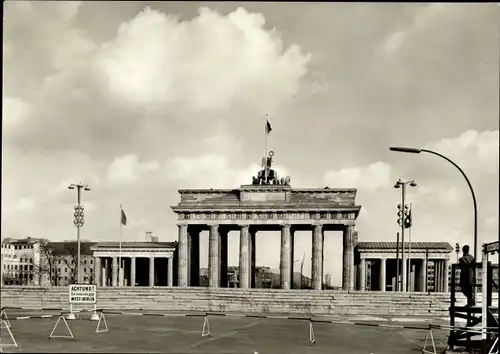 Ak Berlin Tiergarten, Brandenburger Tor hinter der Mauer