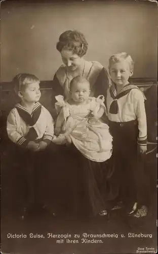 Ak Prinzessin Victoria Luise von Preußen, Herzogin zu Braunschweig und Lüneburg mit ihren Kindern