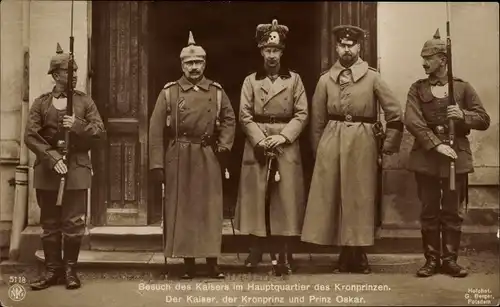 Ak Kaiser Wilhelm II. von Preußen, Kronprinz Wilhelm und Prinz Oskar, Totenkopfhusar, Hauptquartier