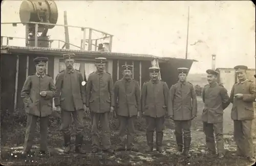 Foto Ak Deutsche Soldaten in Uniformen, Scheinwerfer im Hintergrund, I WK