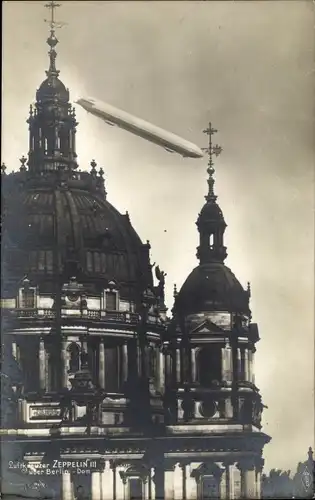 Ak Berlin Mitte, Luftkreuzer Zeppelin III hinter dem Berliner Dom