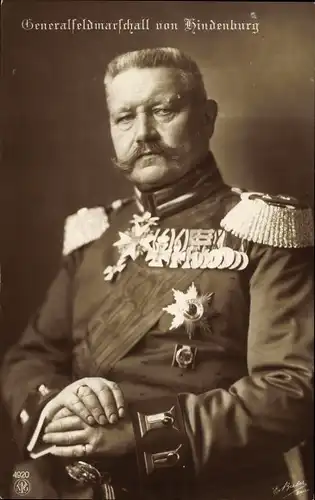 Ak Generalfeldmarschall Paul von Hindenburg, Orden und Abzeichen