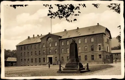 Ak Goslar am Harz, Kaserne, Denkmal