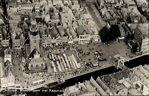 Ak Alkmaar Nordholland, Waaggebouw met Kaasmarkt, Vogelvlucht