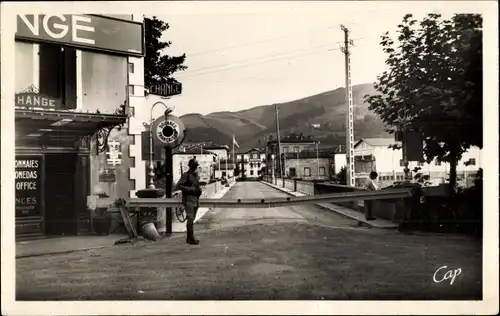 Ak Hendaye Pyrénées-Atlantiques, Le Pont Frontiere