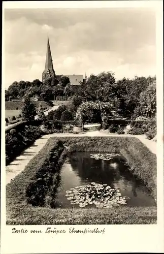 Ak Sörup Schleswig Holstein, Teich im Ehrenfriedhof, Kirche