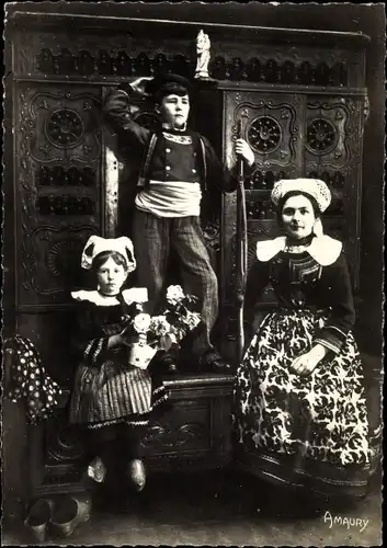 Ak Bretagne, Costumes, Frau und Kinder in bretonischer Tracht