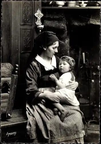 Ak Bretagne, Coiffe, Mutter mit Kind in bretonischer Tracht